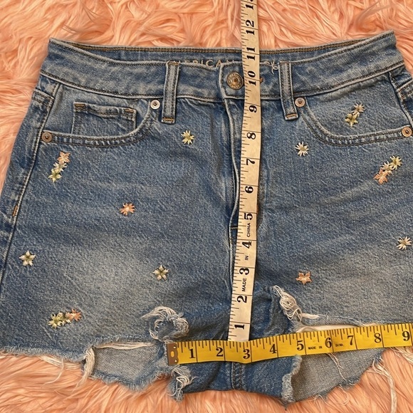 American Eagle‎ Floral Embroidered Mom Jean Short Size 0 - Picture 8 of 8